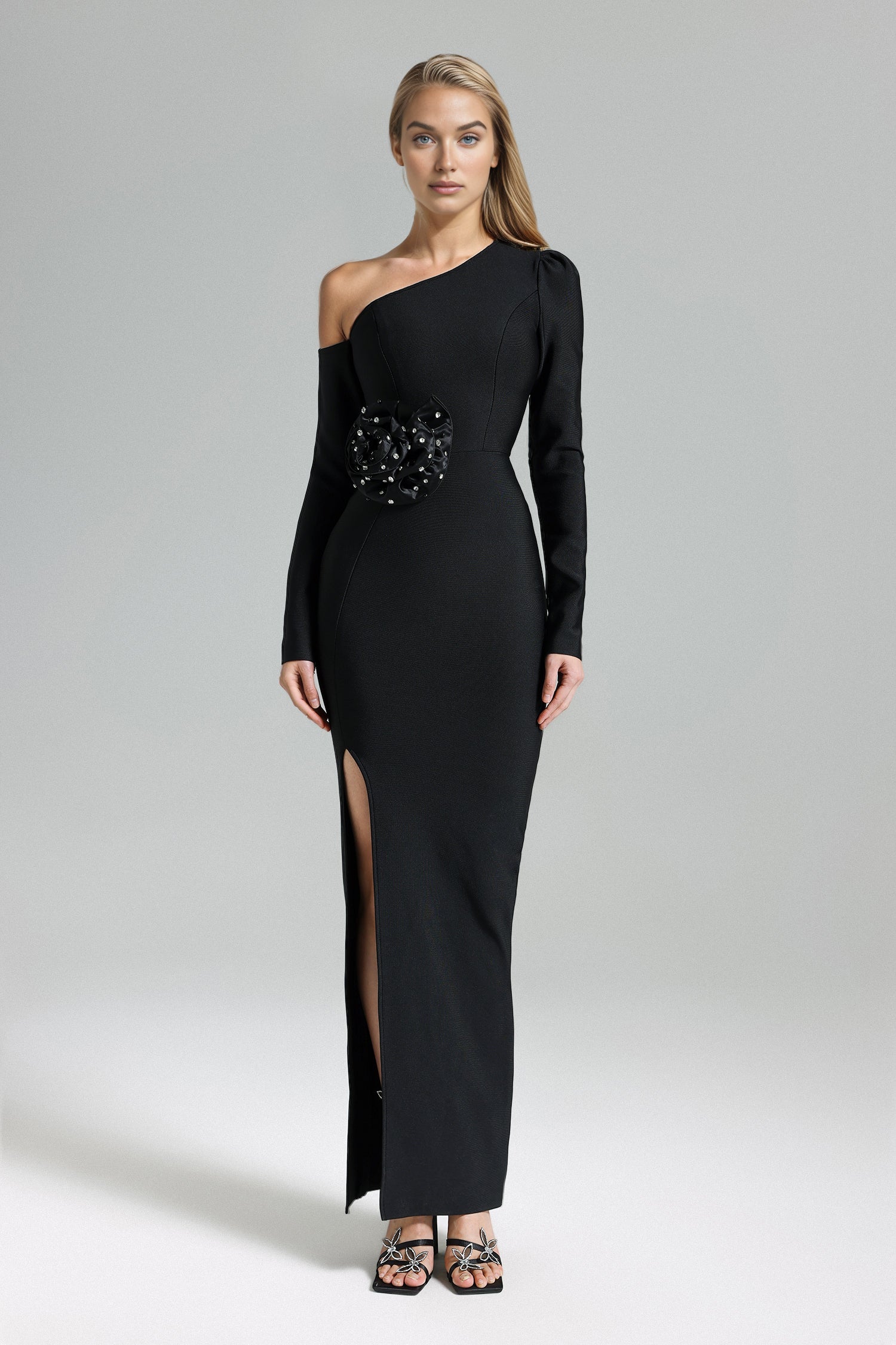 Vestido negro bandage largo con manga larga y hombro descubierto