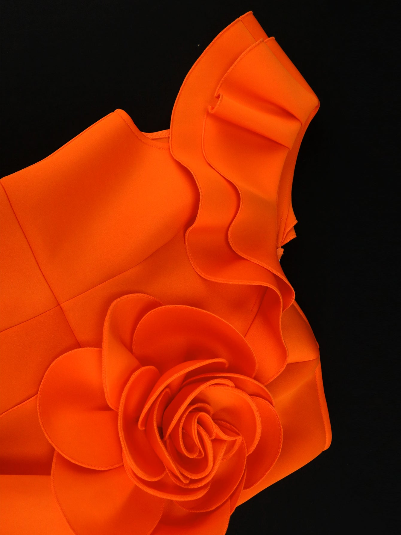 Vestido largo color naranja con hombro descubierto detalle en flor