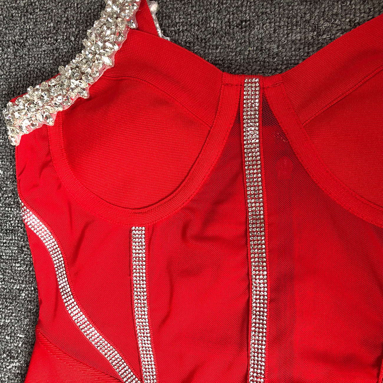 Vestido bandage corto color rojo detalle brillantes