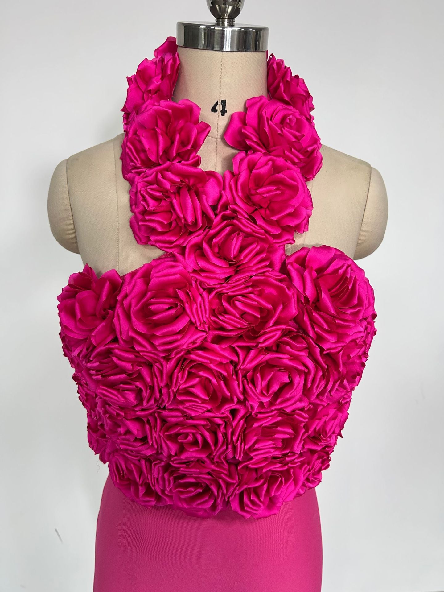 Vestido bandage con flores fruncidas