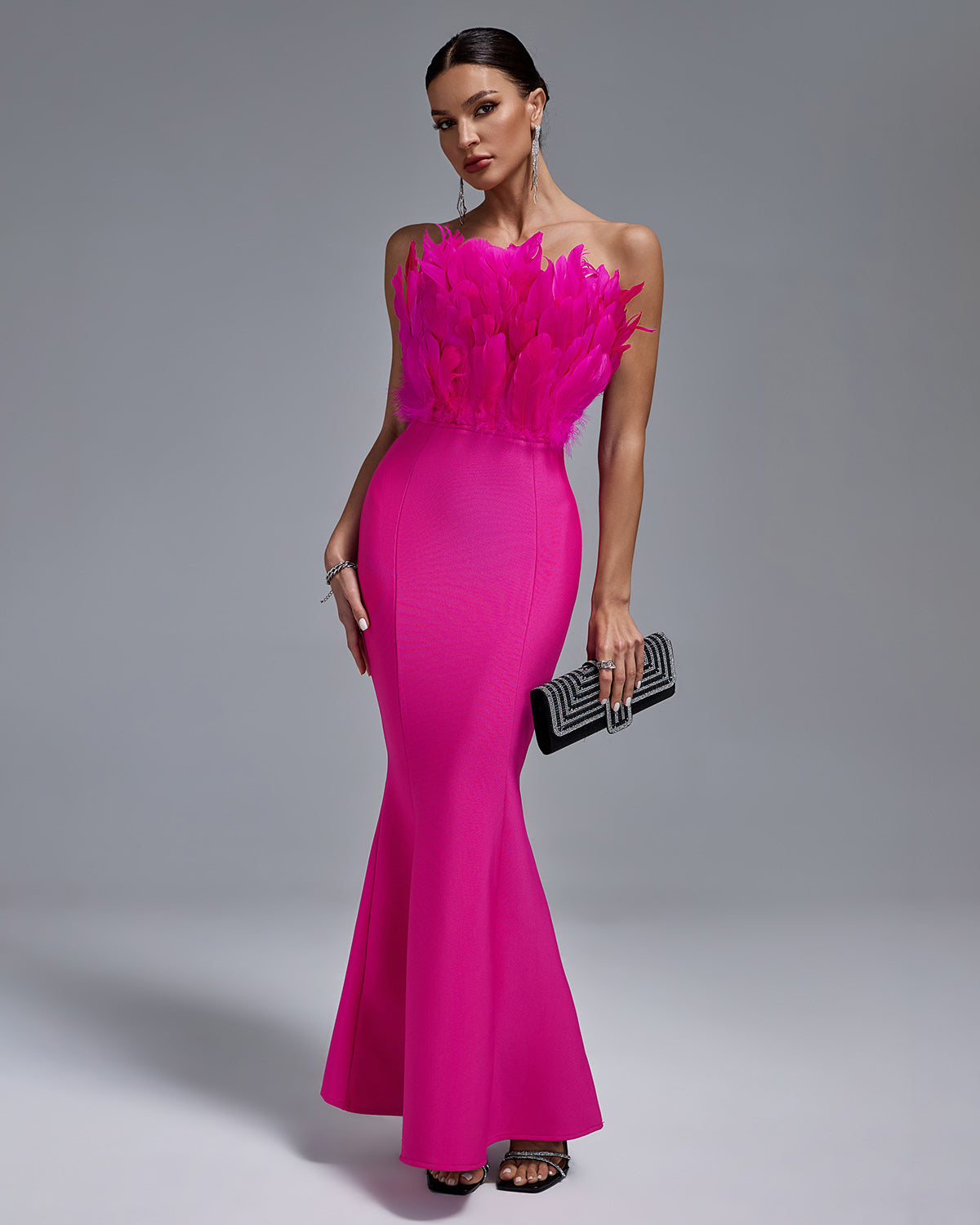 Vestido corte sirena bandage rosa con detalles en plumas en escote