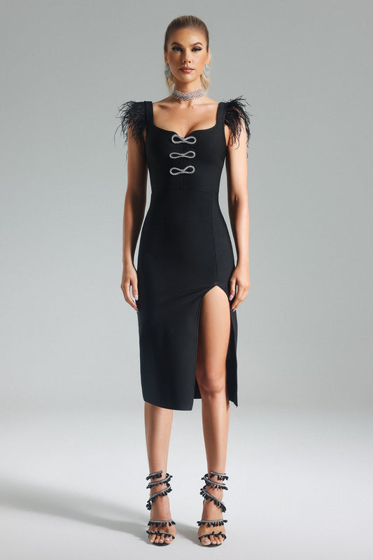 Vestido corto negro bandage detalle plumas en hombros