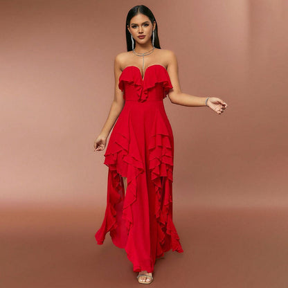 Vestido largo rojo, con vuelos en escote y falda