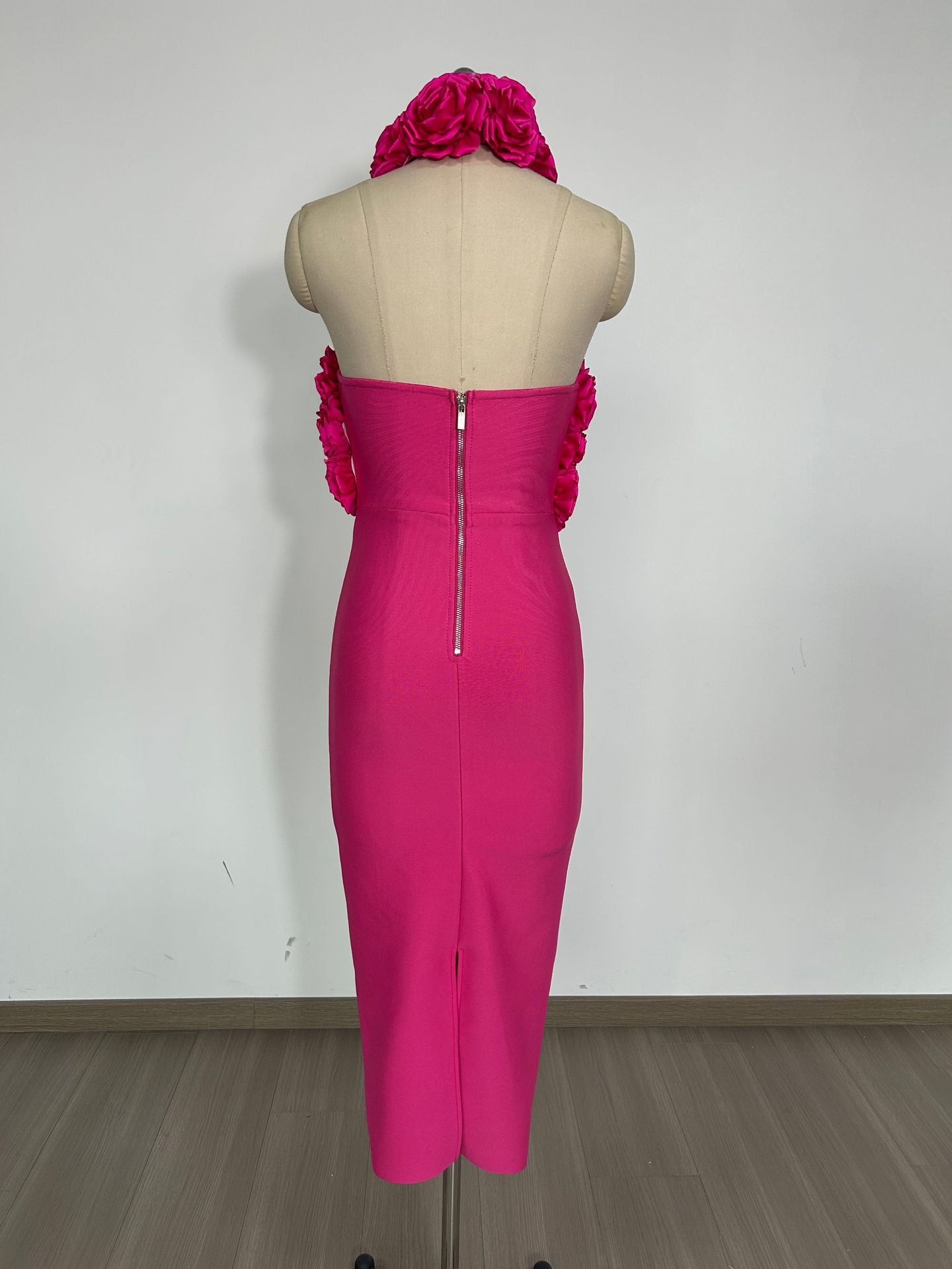 Vestido bandage con flores fruncidas