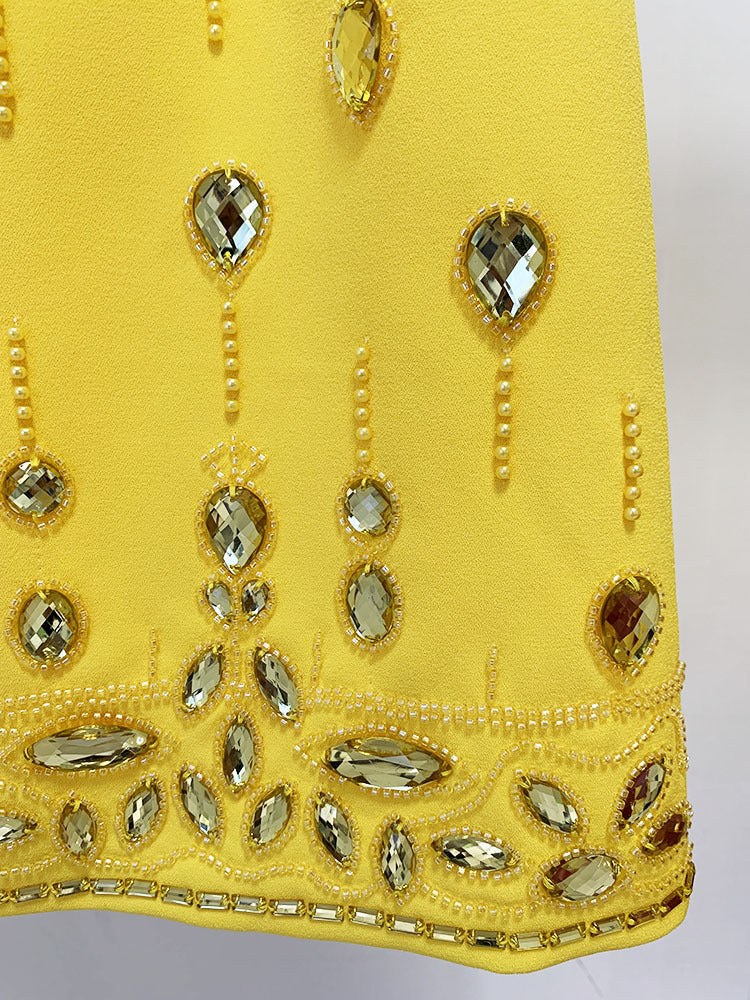 Conjunto amarillo con detalle de cristales y perlas