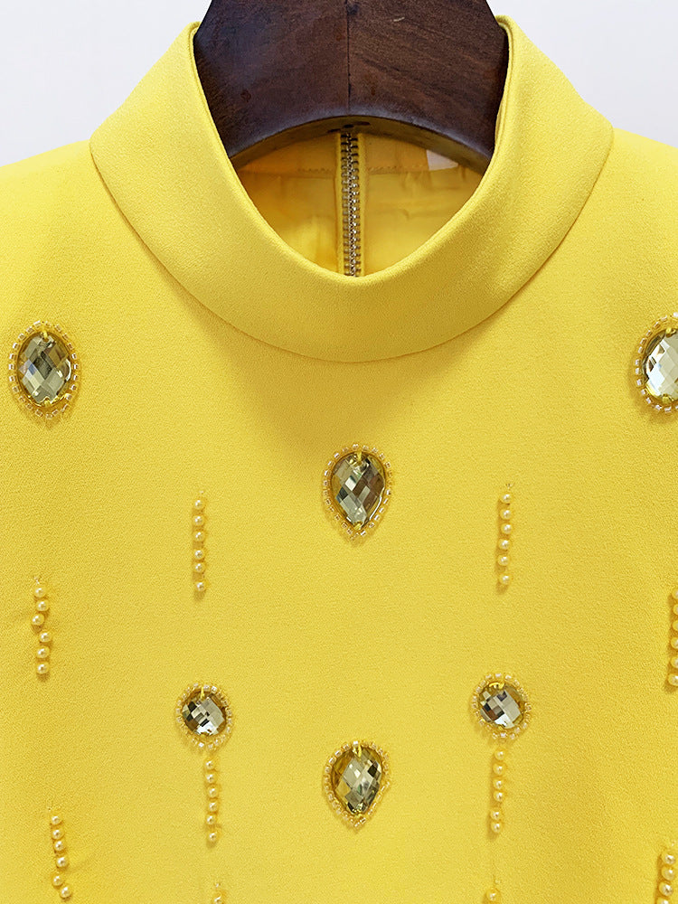 Conjunto amarillo con detalle de cristales y perlas