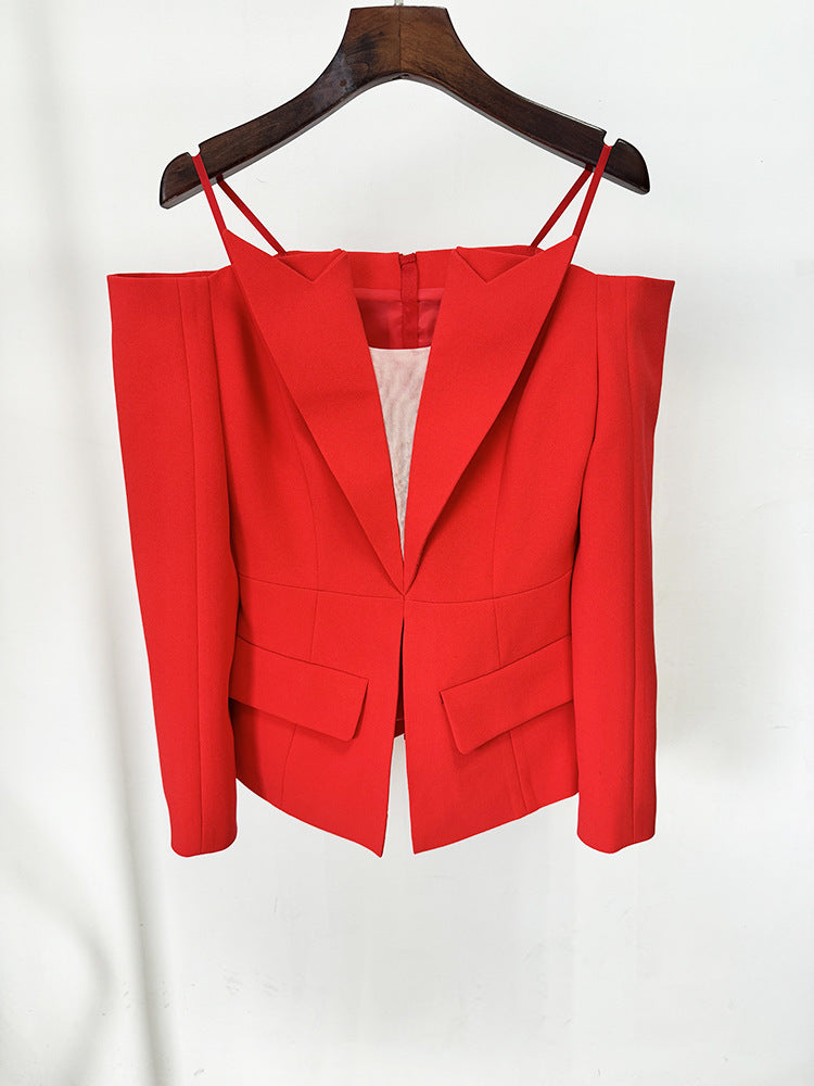 Blazer roja con apertura trasera y cremallera visible dorada escote en V