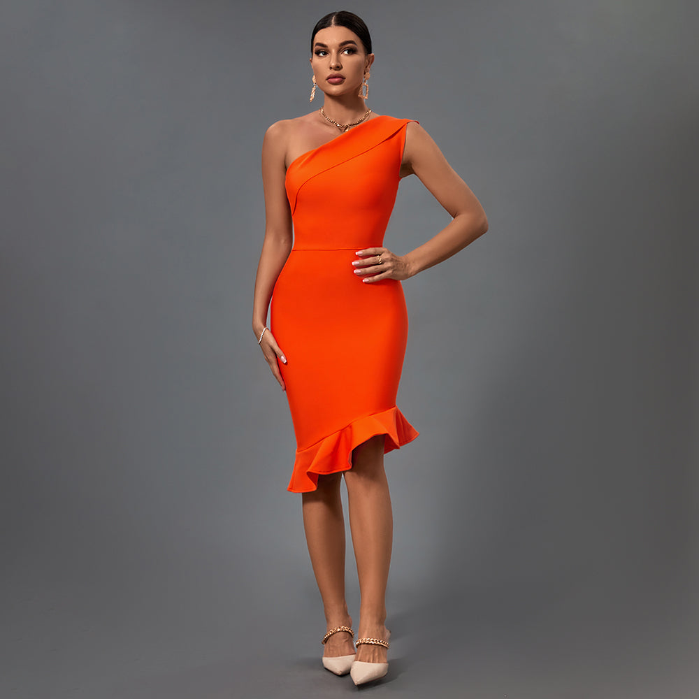 Vestido bandage naranja hombro descubierto con vuelos en falda corte elegante