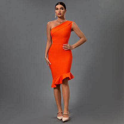 Vestido bandage naranja hombro descubierto con vuelos en falda corte elegante