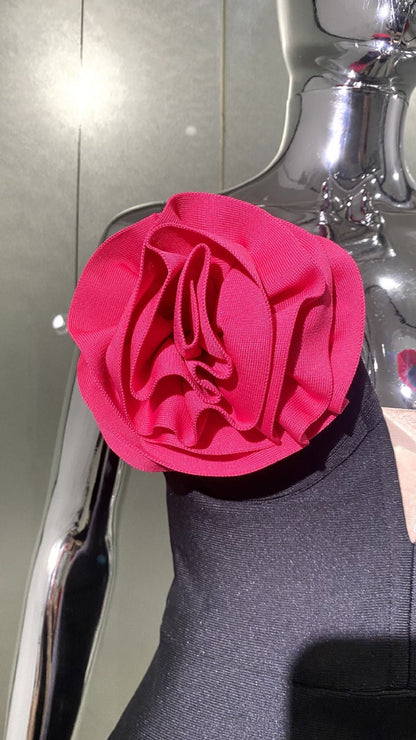 Vestido palabra de honor flor rosada en pecho