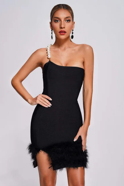 Vestido negro tirante de perlas , acabado con plumas negras