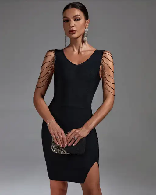 Vestido negro corto con detalles en hombros