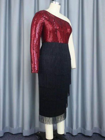 Vestido lentejuelas rojo  hombro descubierto falda de flecos negro