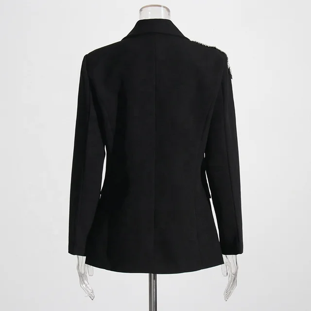 Blazer negra con flor en piedras plateadas