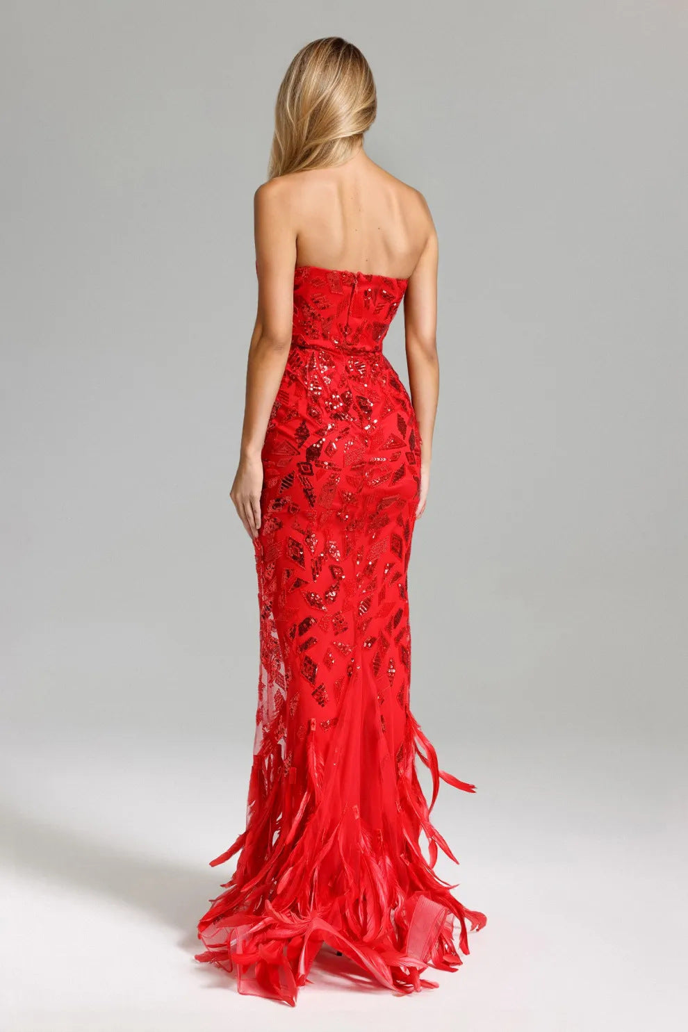 Vestido de gala color rojo acabado en plumas y lentejuelas , palabra de honor