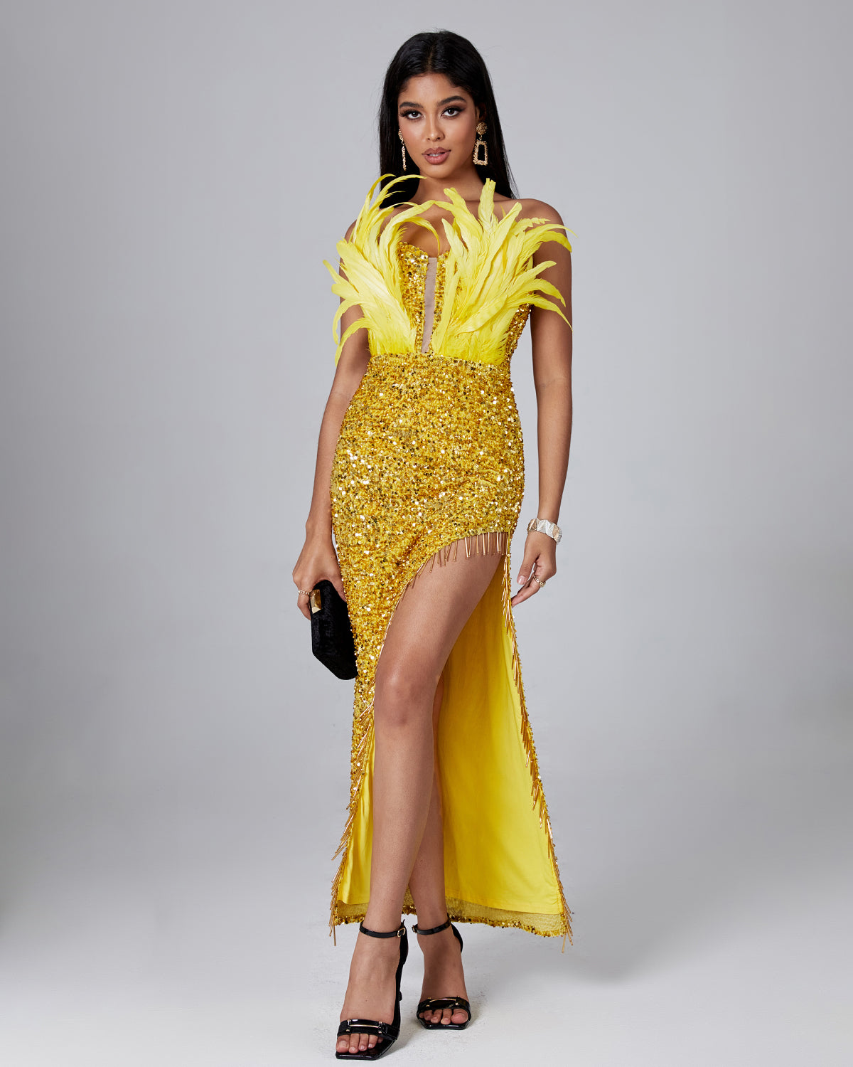 Vestido lentejuelas amarillo con detalle de plumas