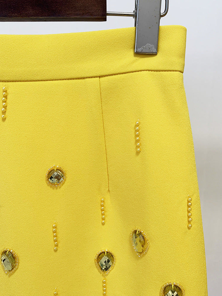 Conjunto amarillo con detalle de cristales y perlas