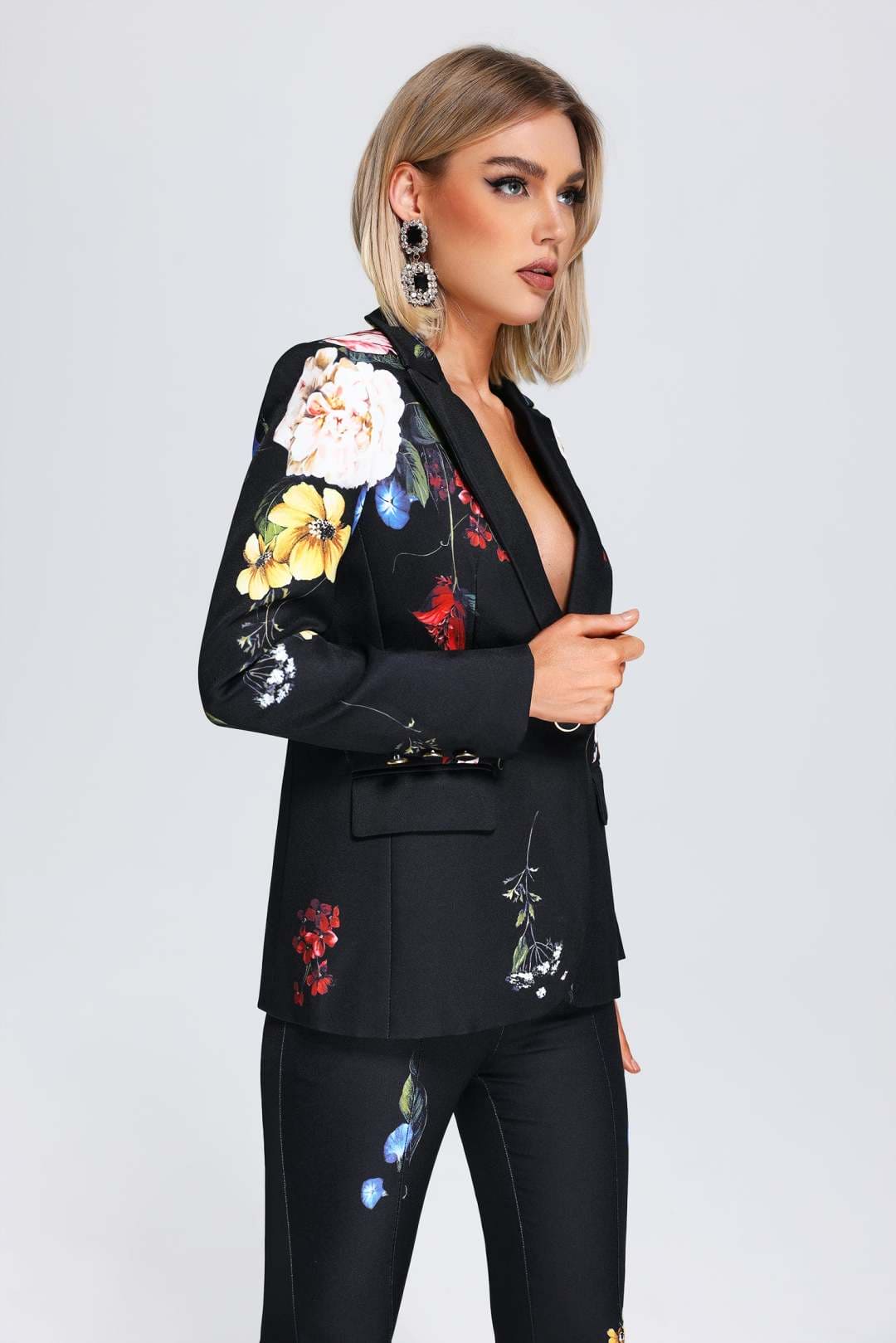 Conjunto Blazer + pantalon acampanado , negro con detalle de flores