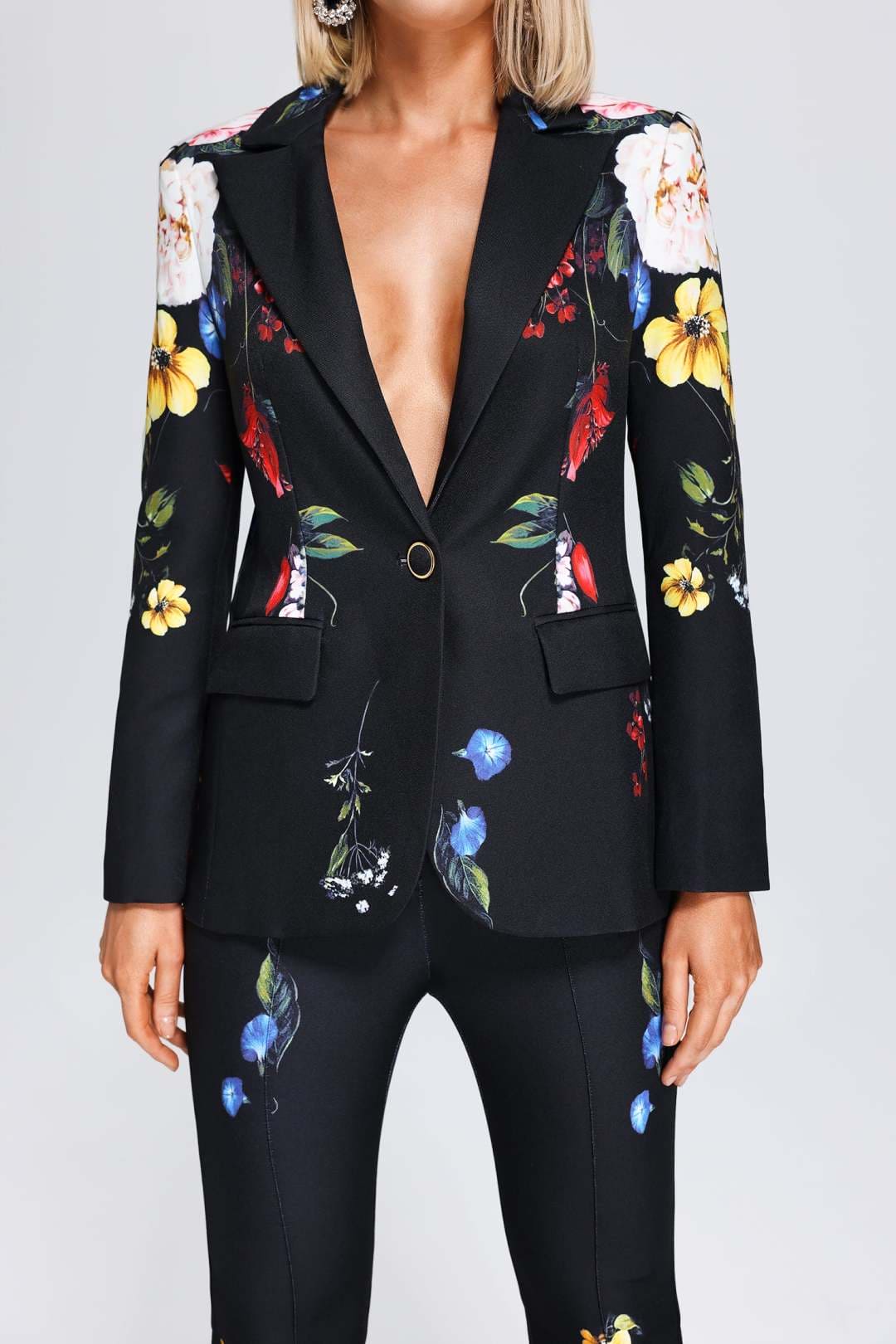 Conjunto Blazer + pantalon acampanado , negro con detalle de flores