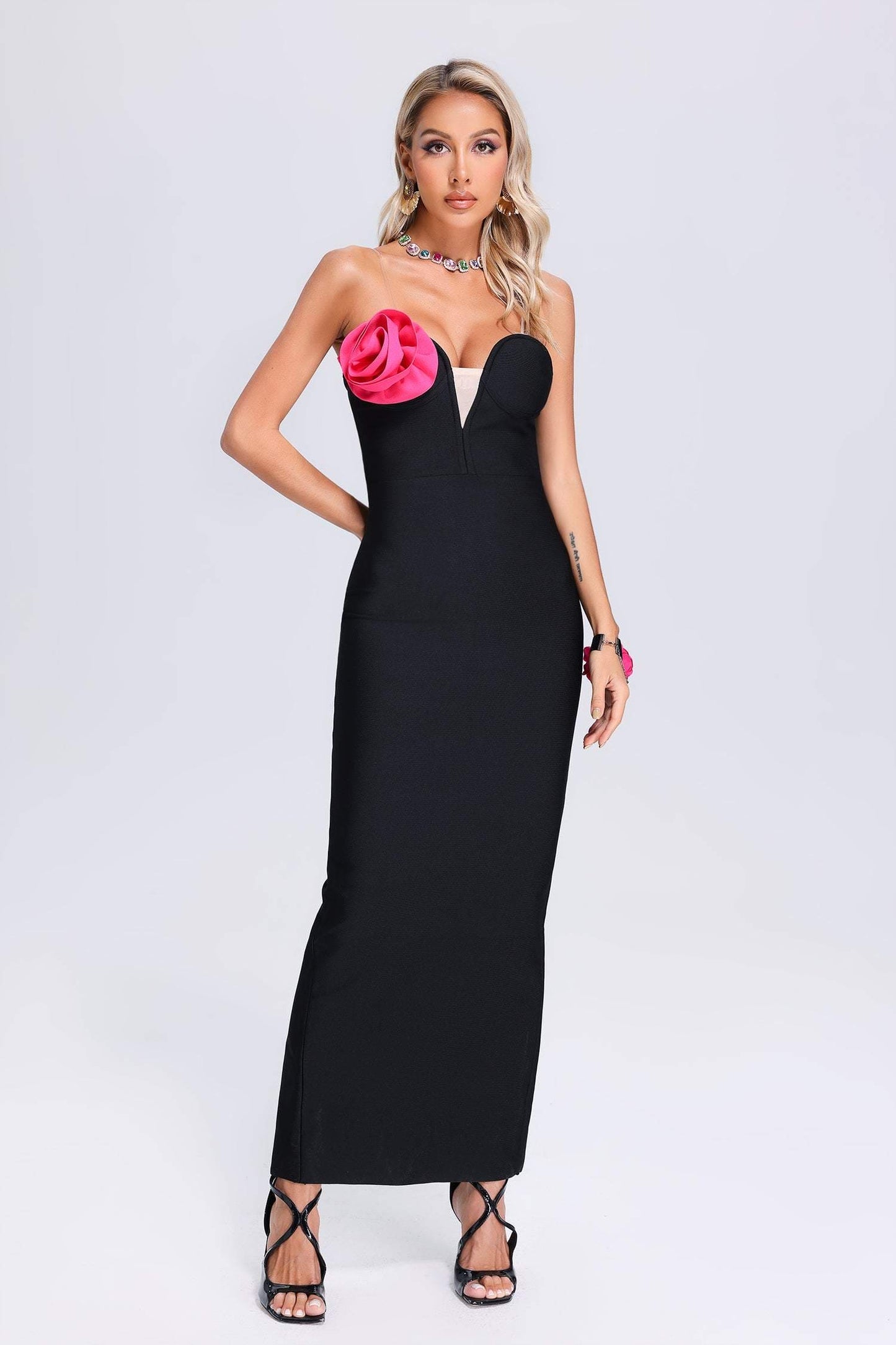 Vestido palabra de honor flor rosada en pecho