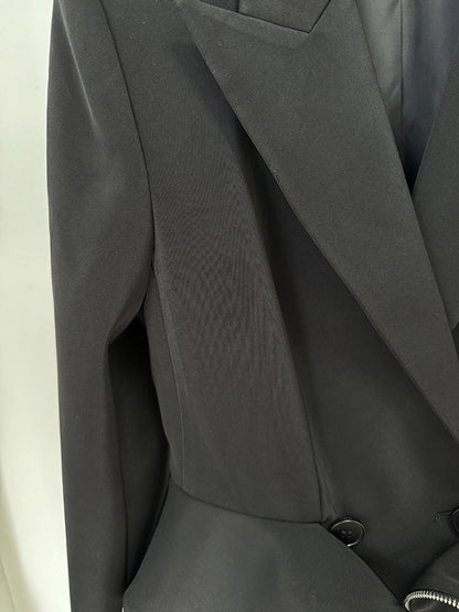 Blazer + pantalón negro con detalles en cremallera y vuelos / ocstr