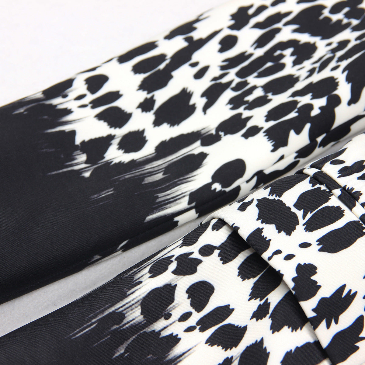 Blazer animal print con detalle botón en color rojo