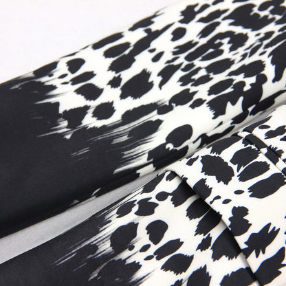 Blazer animal print con detalle botón en color rojo