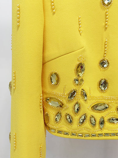 Conjunto amarillo con detalle de cristales y perlas