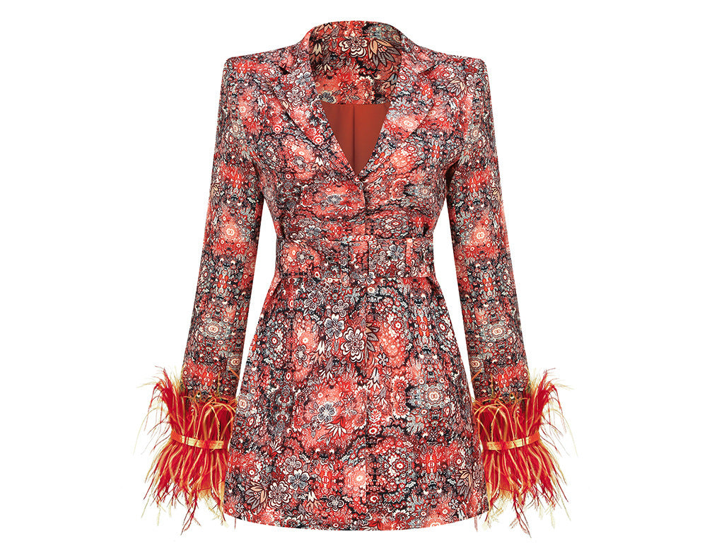 Blazer estampada con plumas naranjas en mangas