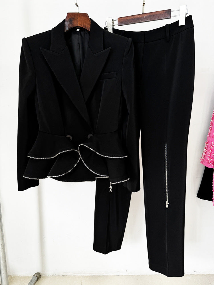 Blazer + pantalón negro con detalles en cremallera y vuelos / ocstr