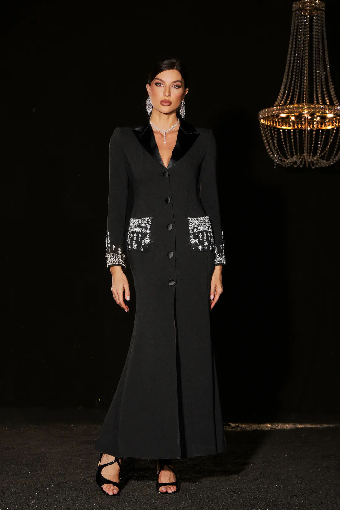 Vestido negro largo , con cristales en bolsillos y puños , detalle botones / ann