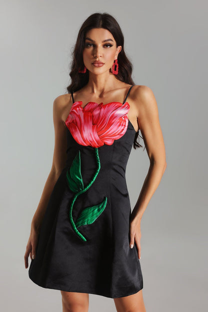 Vestido negro corto con detalle de flor