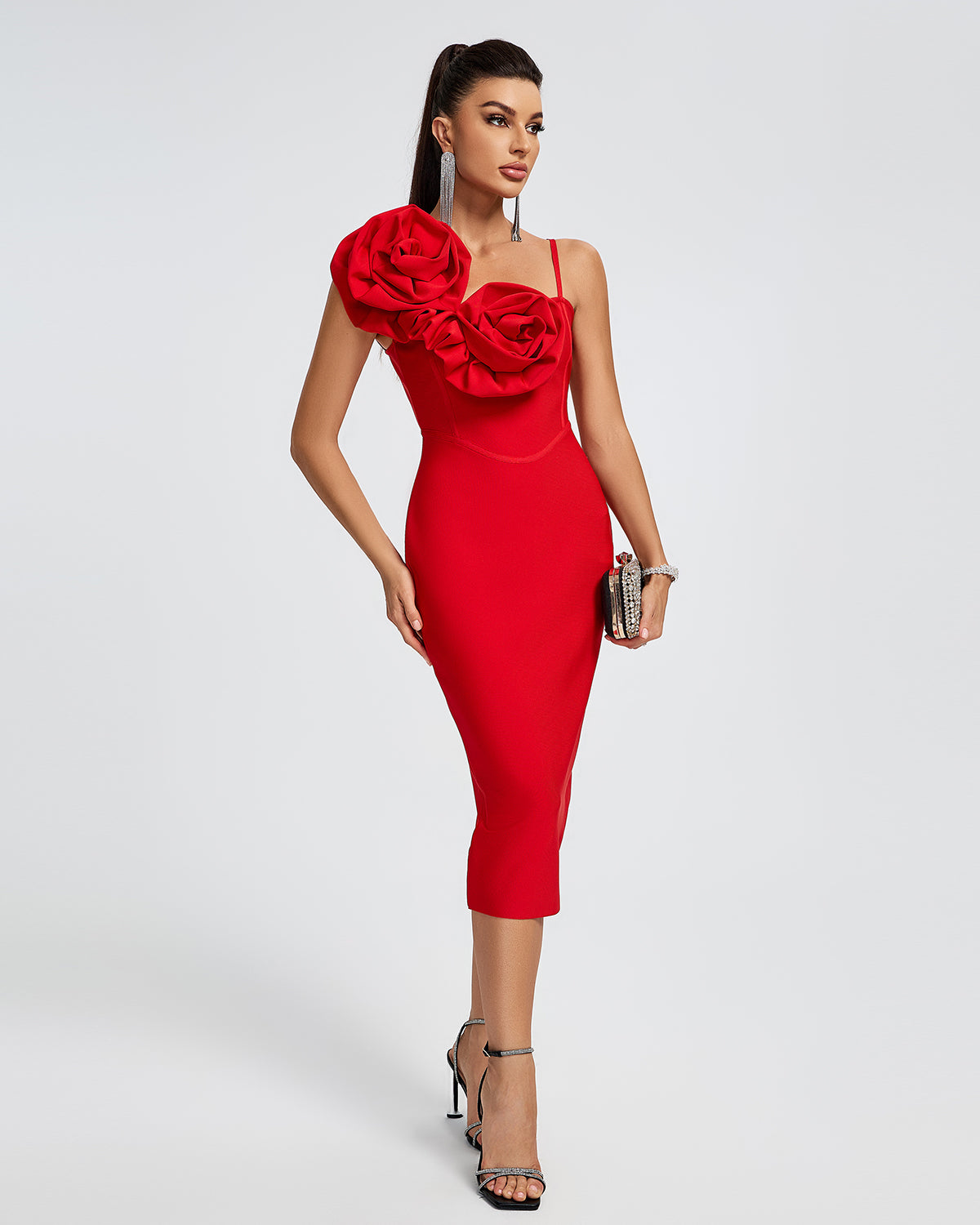 Vestido bandage rojo, con flores en relieve en escote ,ajuste en corset