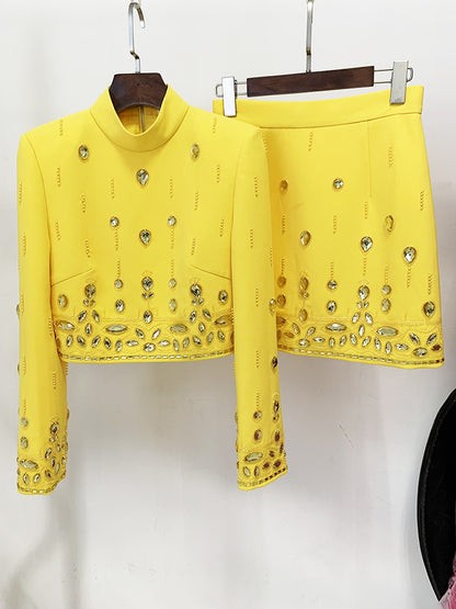 Conjunto amarillo con detalle de cristales y perlas