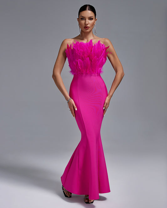 Vestido corte sirena bandage rosa con detalles en plumas en escote