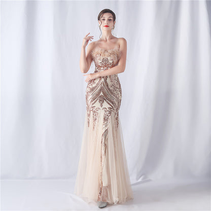 Vestido de gala palabra de honor con plumas en escote , disponible en dorado / bella