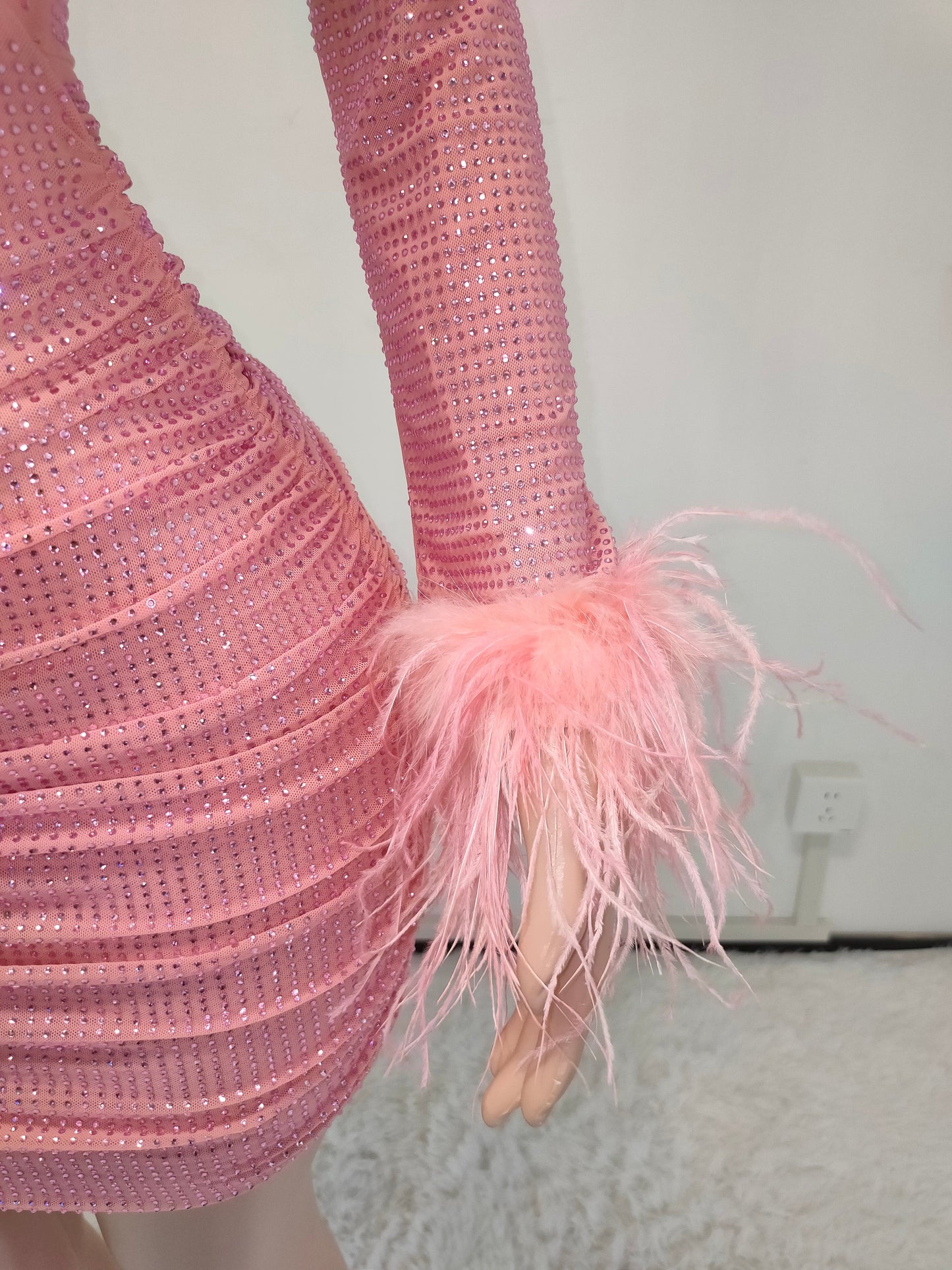 Vestido corto rosa manga larga detalles de plumas en manga estilo fruncido