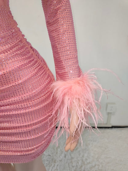 Vestido corto rosa manga larga detalles de plumas en manga estilo fruncido