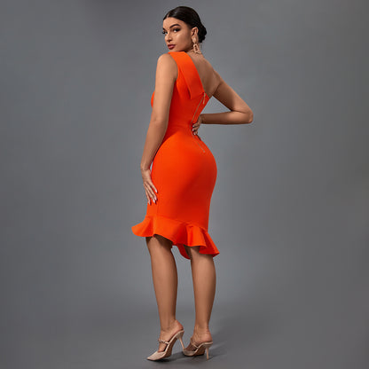 Vestido bandage naranja hombro descubierto con vuelos en falda corte elegante