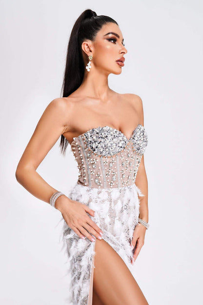 Vestido de Gala con piedras en escote y plumas