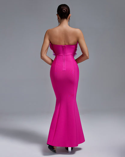Vestido corte sirena bandage rosa con detalles en plumas en escote