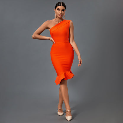 Vestido bandage naranja hombro descubierto con vuelos en falda corte elegante