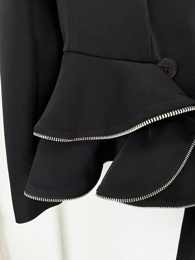 Blazer + pantalón negro con detalles en cremallera y vuelos / ocstr