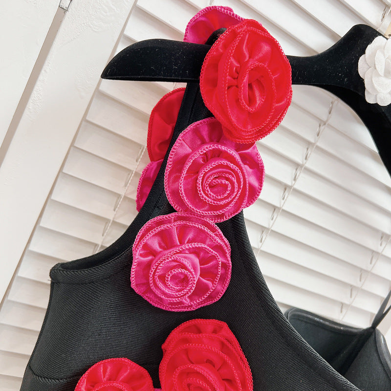 Vestido bandage fondo negro , detalle flores en relieve