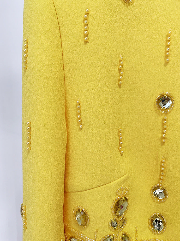 Conjunto amarillo con detalle de cristales y perlas