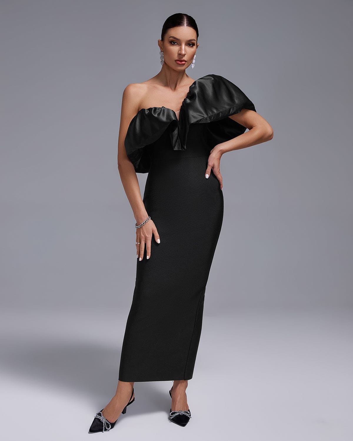 Vestido bandage largo negro hombro descubierto , volante de seda