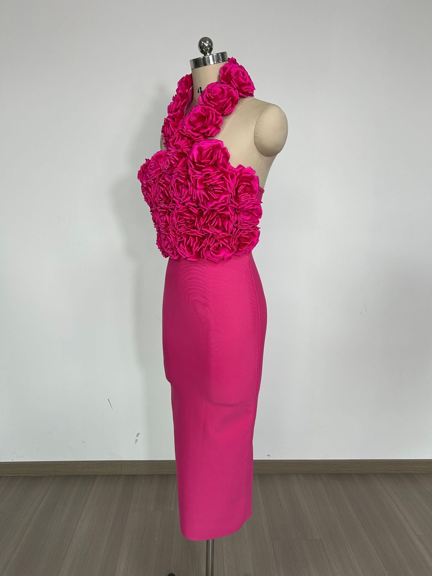 Vestido bandage con flores fruncidas