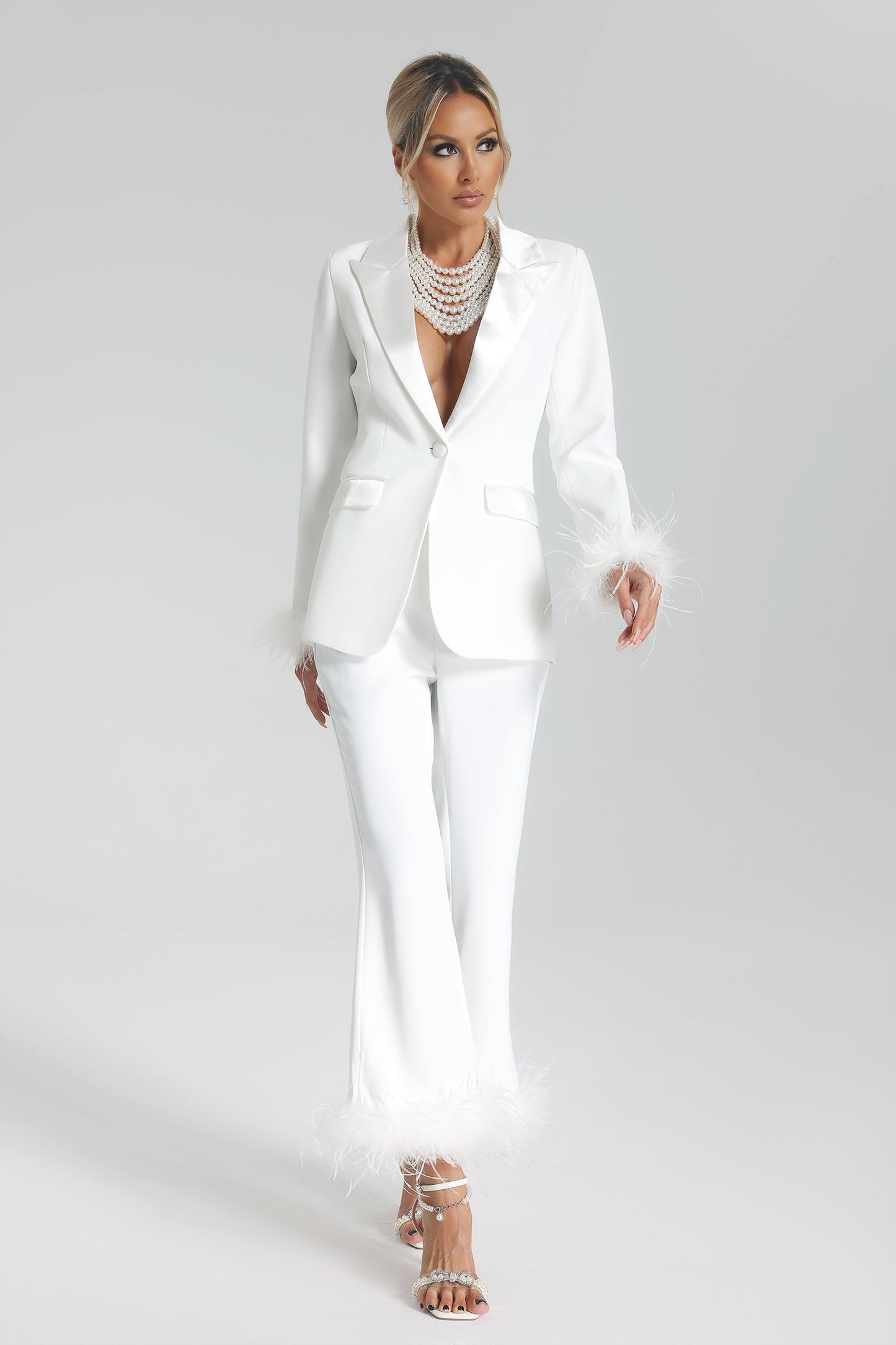 Conjunto blazer + pantalon con acabado en plumas , disponible en blanco negro y Rosa