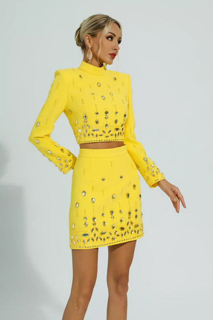 Conjunto amarillo con detalle de cristales y perlas