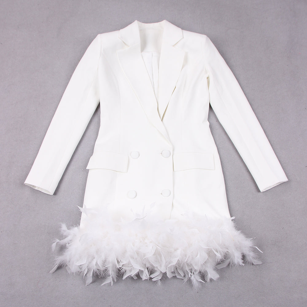 Blazer color blanco con acabado en plumas blancas